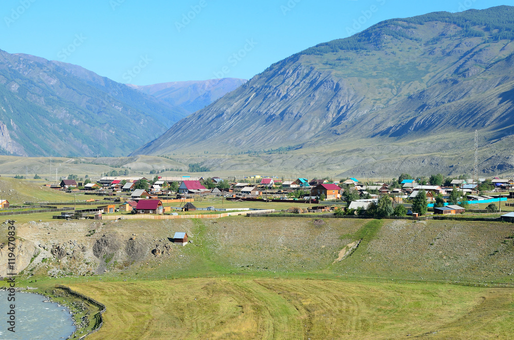 Obraz premium Село Чибит на правом берегу реки Чуя, горный Алтай