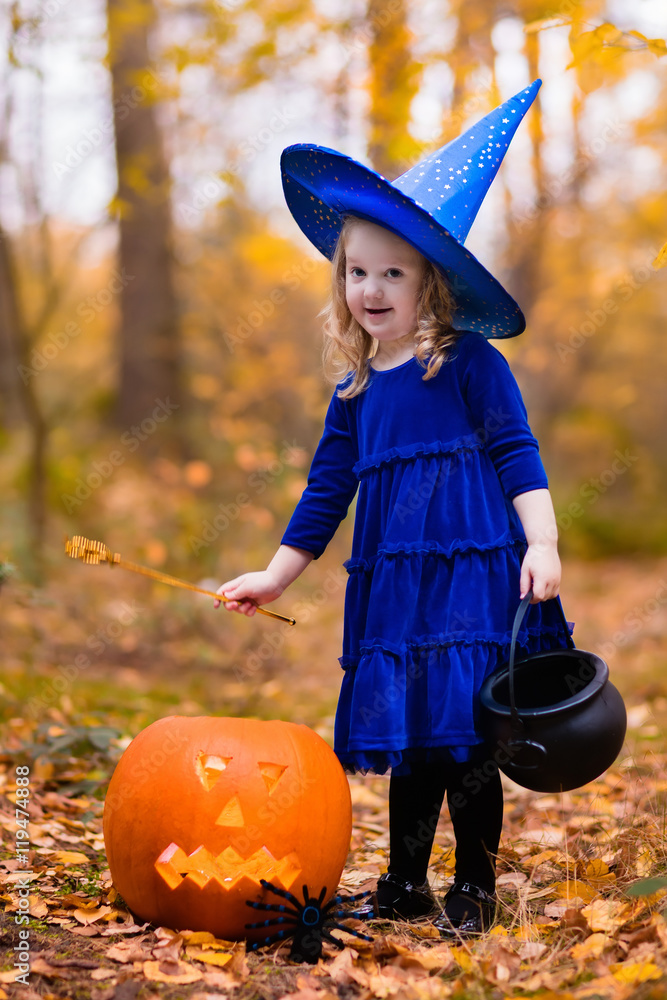 Wunschmotiv: Little girl on Halloween trick or treat #119474888