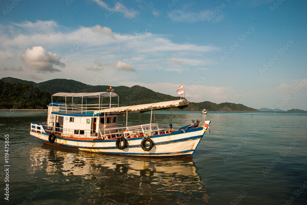 type of tourist boat in east of thailand