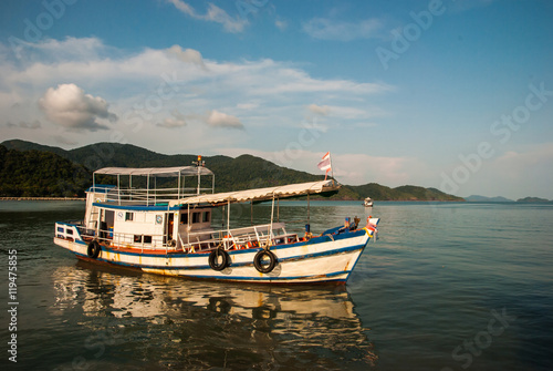 type of tourist boat in east of thailand