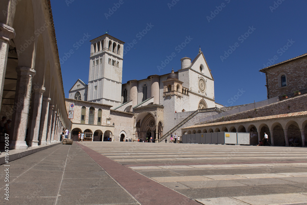 La Basilica di San Francesco ad Assisi - Piazza Inferiore