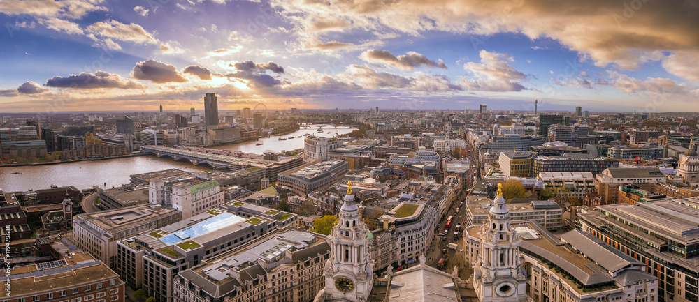 London, England - Panoramic Skyline view of central London taken from St.Paul's Cathedral at sunset - obrazy, fototapety, plakaty 