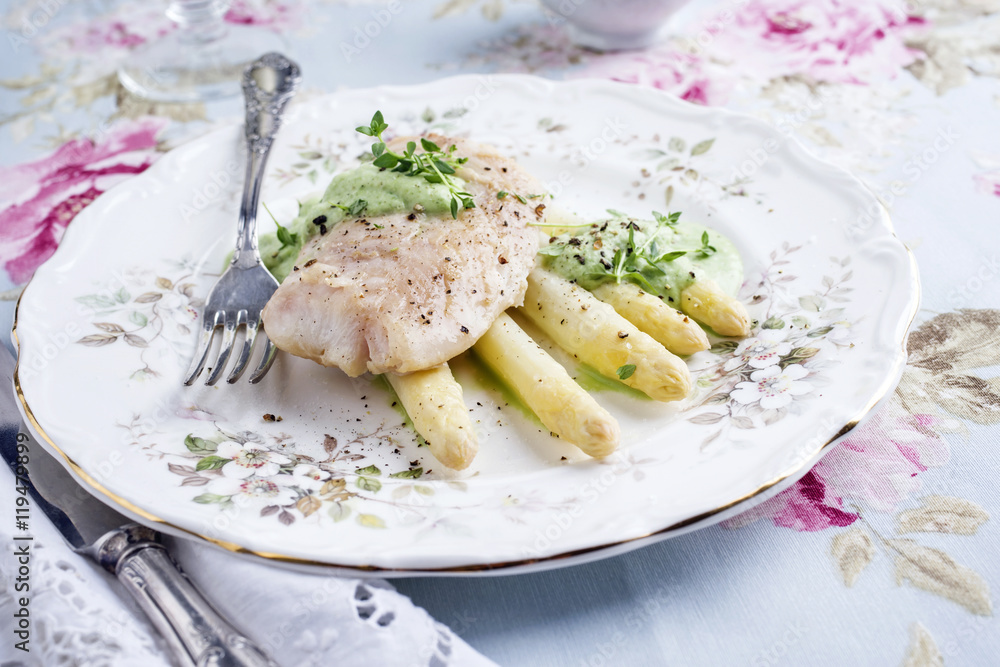 Zander Filet mit weißen Spargel auf Teller Zander Filet mit weißen Spargel auf Teller