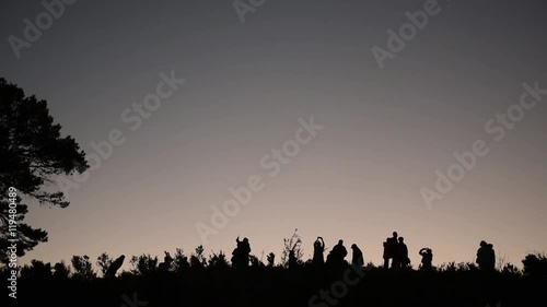 silhouette di persone al tramonto