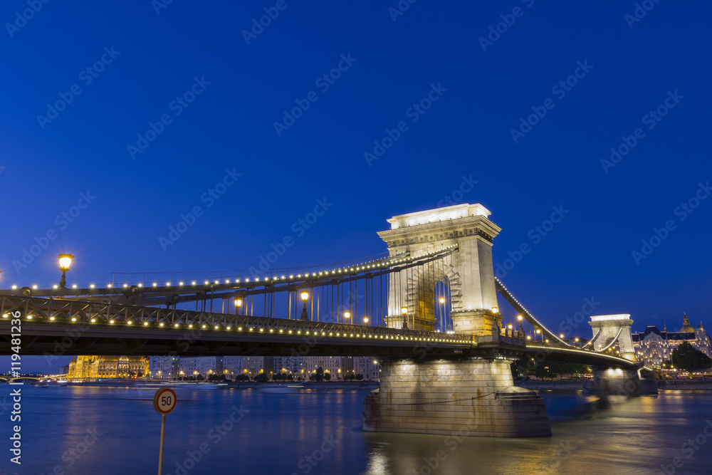 Fototapeta premium Most Łańcuchowy nocą w Budapeszcie