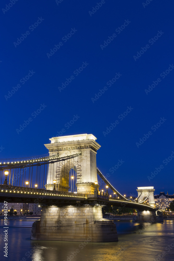 Obraz premium Chain Bridge by night in Budapest