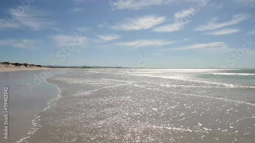 Spiaggia isolata con onde in slow motion