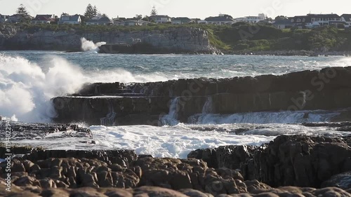 Onde dell'oceano contro gli scogliì in slow motion