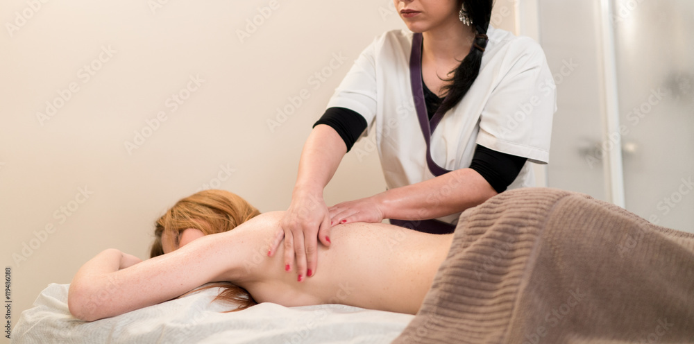 Obraz premium Relaxing massage at the spa.