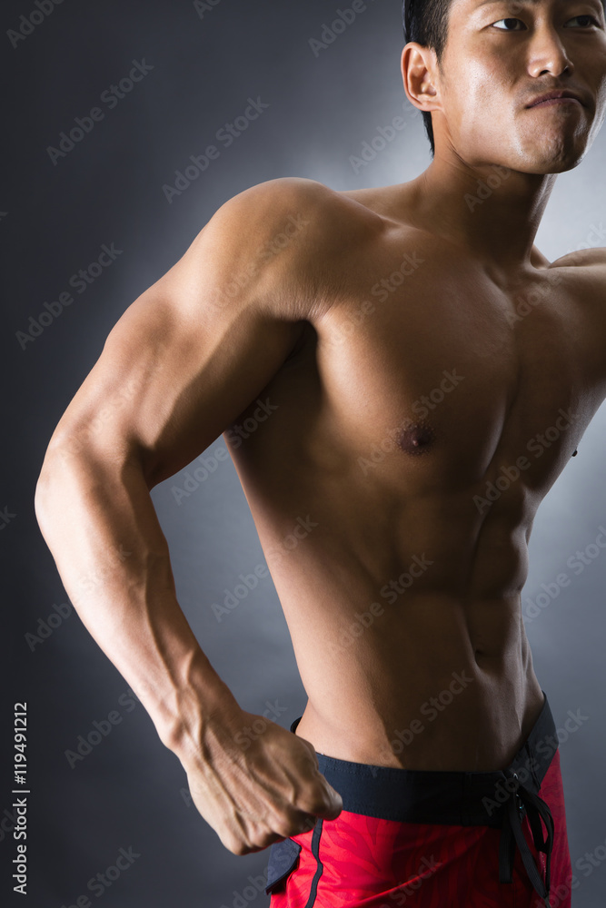 Fototapeta premium 力こぶをつくる男性