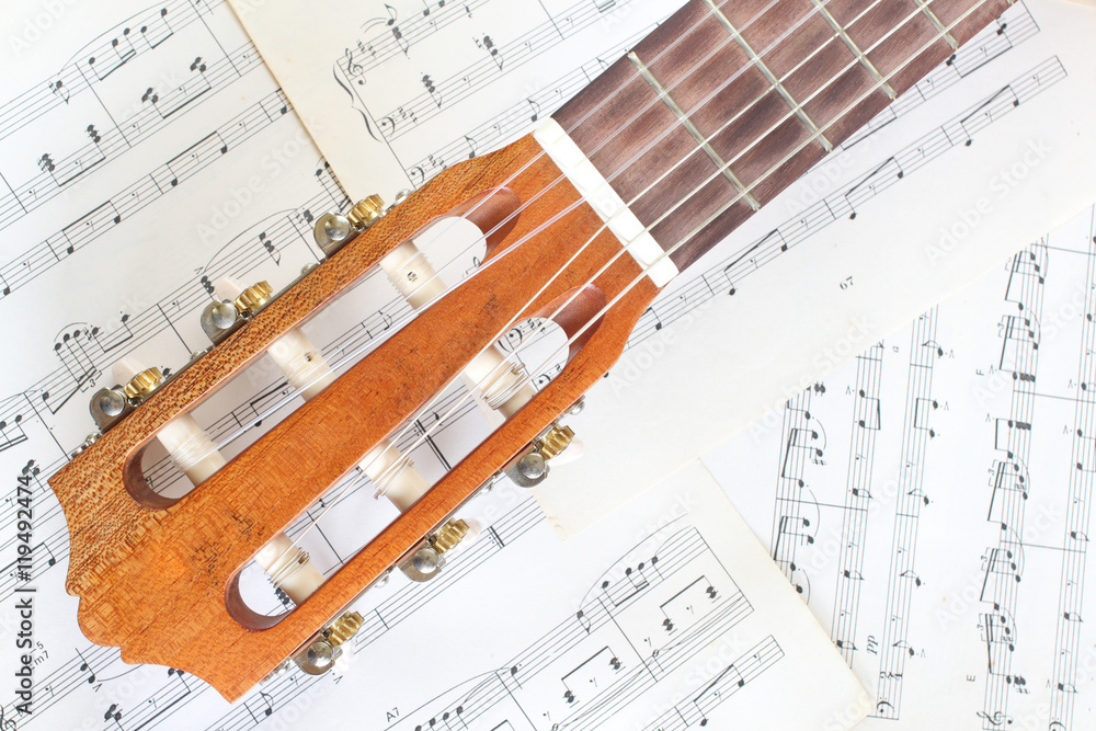 Fototapeta premium guitar on music sheet
