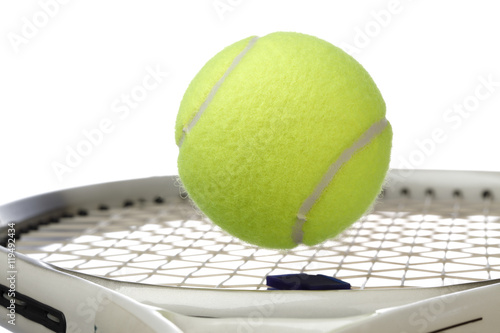テニスラケットとテニスボール © sumire8