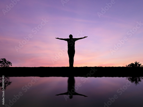 Fotografija silhouette man open arms standing alone on hill