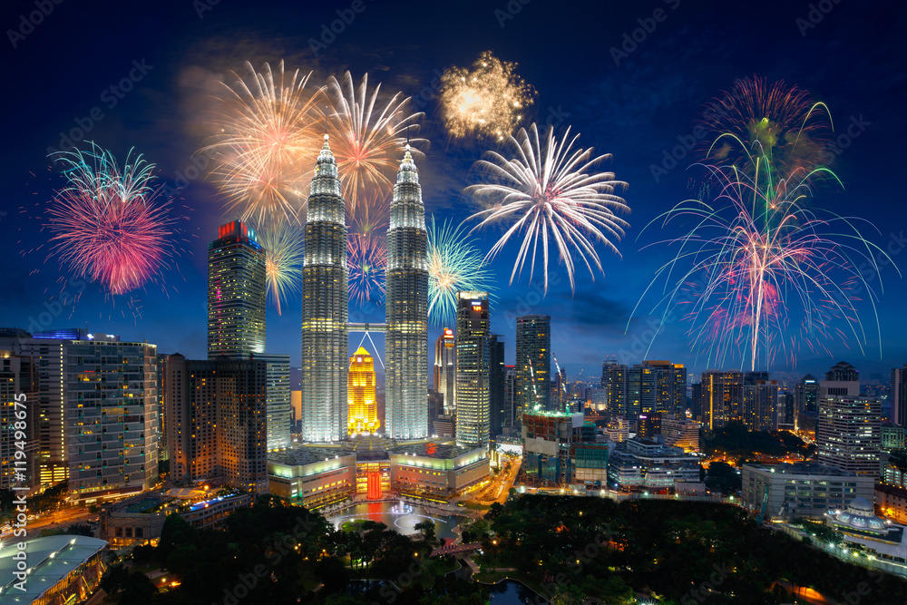Naklejka premium Fajerwerk nad miastem Kuala Lumpur, panoramę Malezji