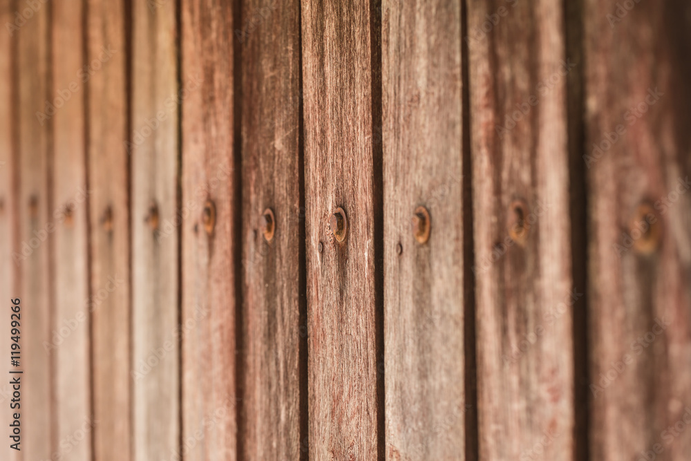 Fototapeta premium wzór pionowy ze starego drewna z zardzewiałym gwoździem