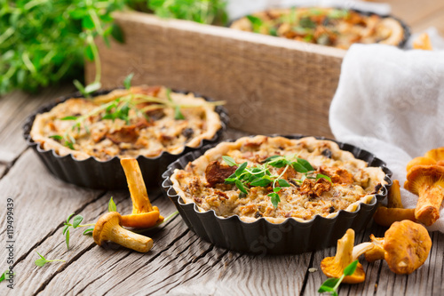 Obraz na płótnie Homemade tarts of puff pastry with seasonal chanterelle mushrooms, cheese, thyme