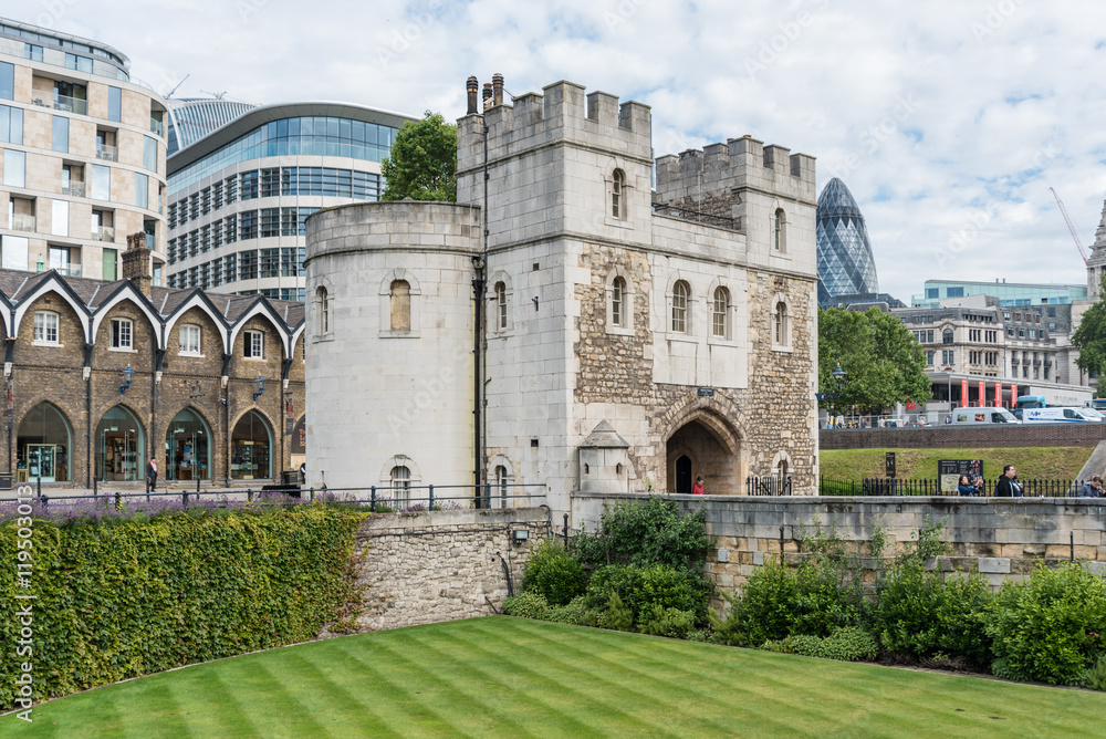 Fototapeta premium Entrance to the Tower of London, UK