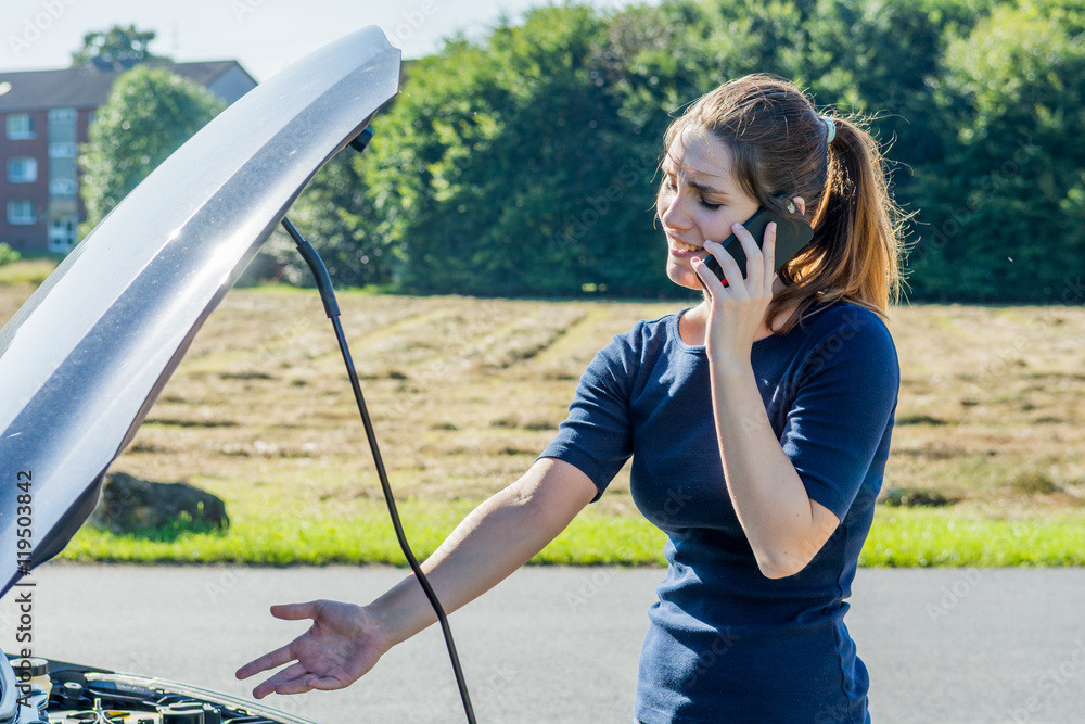 junge frau hat einen motorschaden am pkw StockFoto Adobe Stock