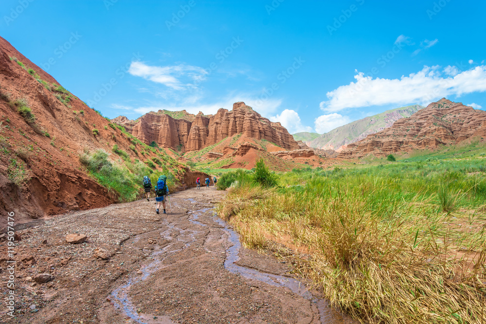 Fototapeta premium Tourists in the Aeolian mountains, Kyrgyzstan.
