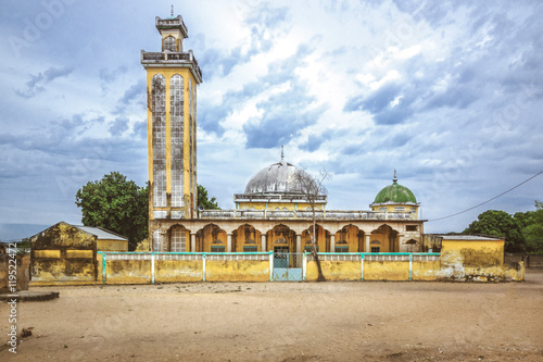 Старая африканская мусульманская мечеть в Сенегале