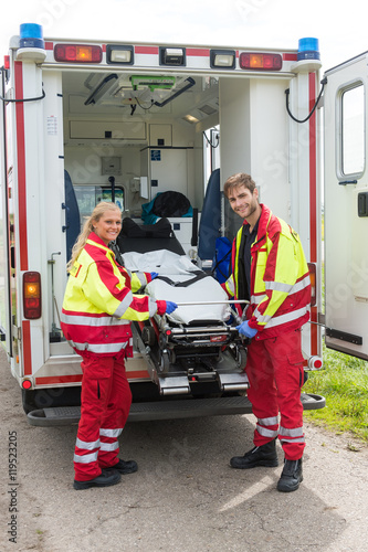 Notfallsanitäter und Rettungswagen