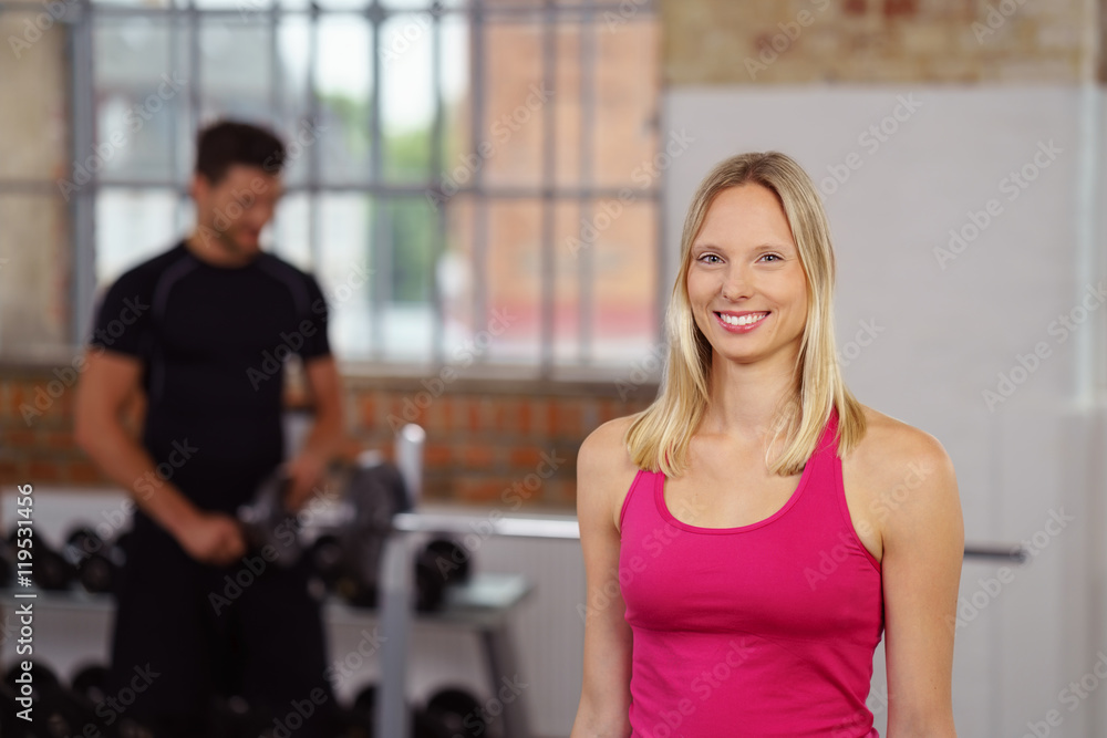 attraktive frau im fitness-center attraktive frau im fitness-center