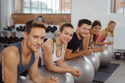 motivierte gruppe im fitness-studio