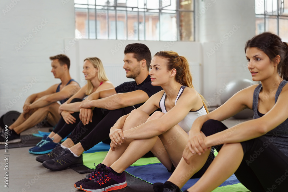 Fototapeta premium gruppe im fitness-studio hört aufmerksam zu
