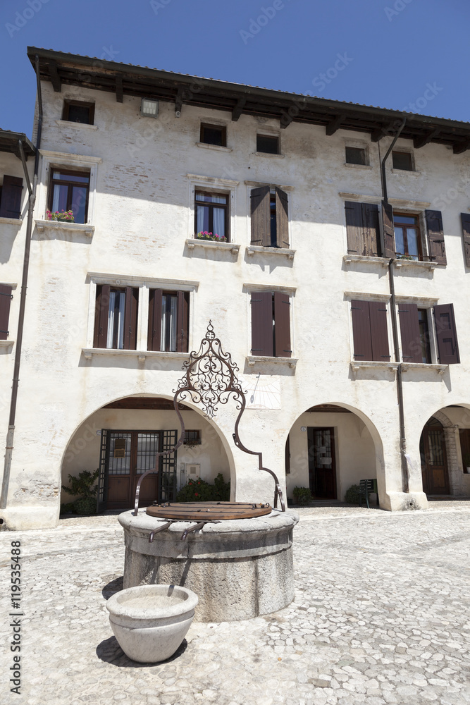 Fototapeta premium Pozzo di piazza del castello, Valvasone