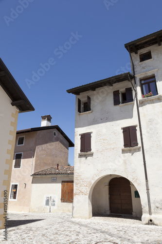 Fototapeta Naklejka Na Ścianę i Meble -  Arco e finestre delle case di Valvasone