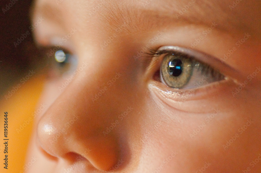 Preciosos ojos verdes de bebé foto de Stock | Adobe Stock