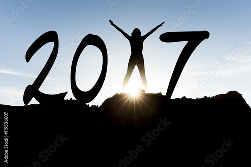 Frau mit erhobenen Armen mit 2017