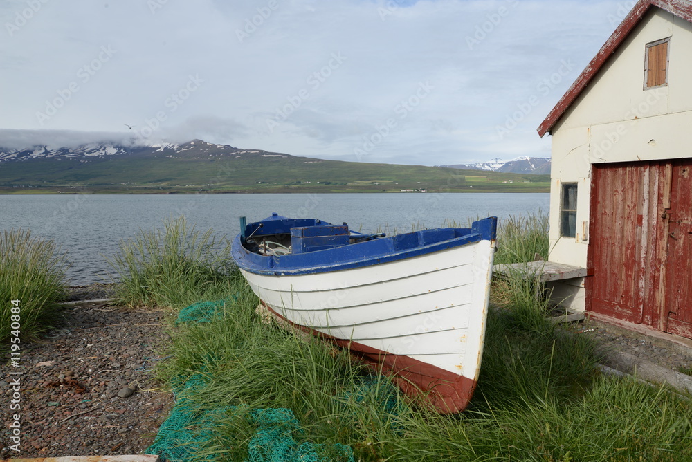 Hütte mit Booten bei Svalbardseyri, Island Hütte mit Booten bei Svalbardseyri, Island