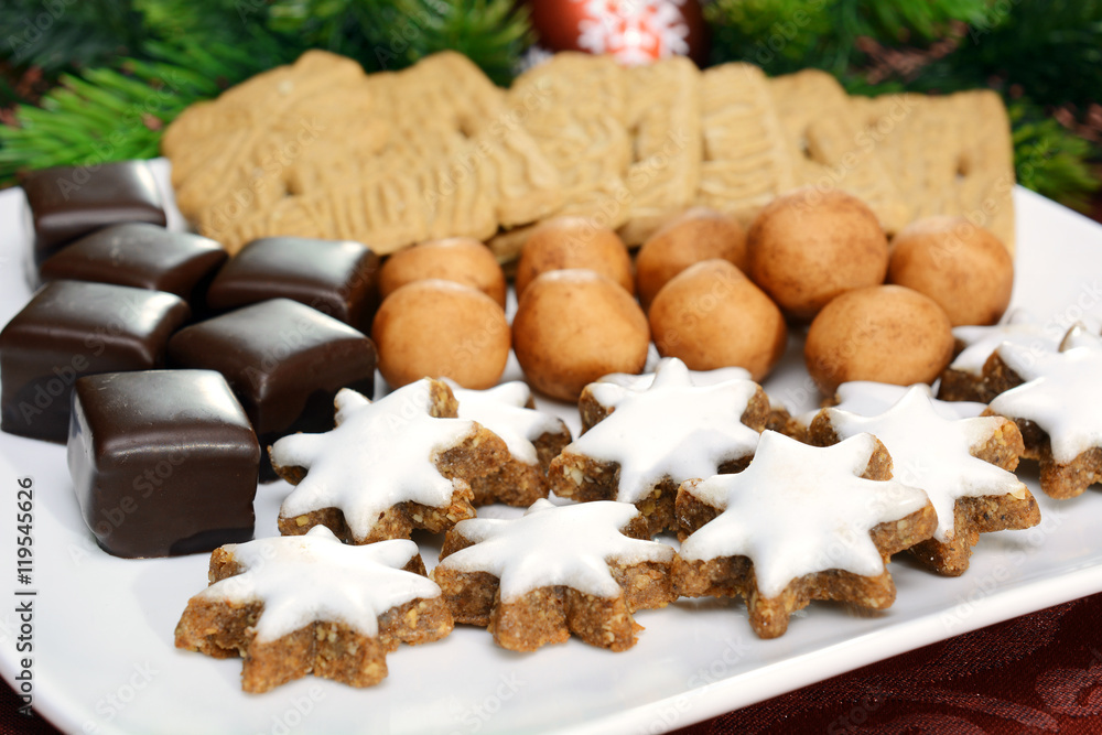 Teller zu Weihnachten mit Spekulatius, Zimtsternen, Dominosteinen und Marzipankartoffeln 