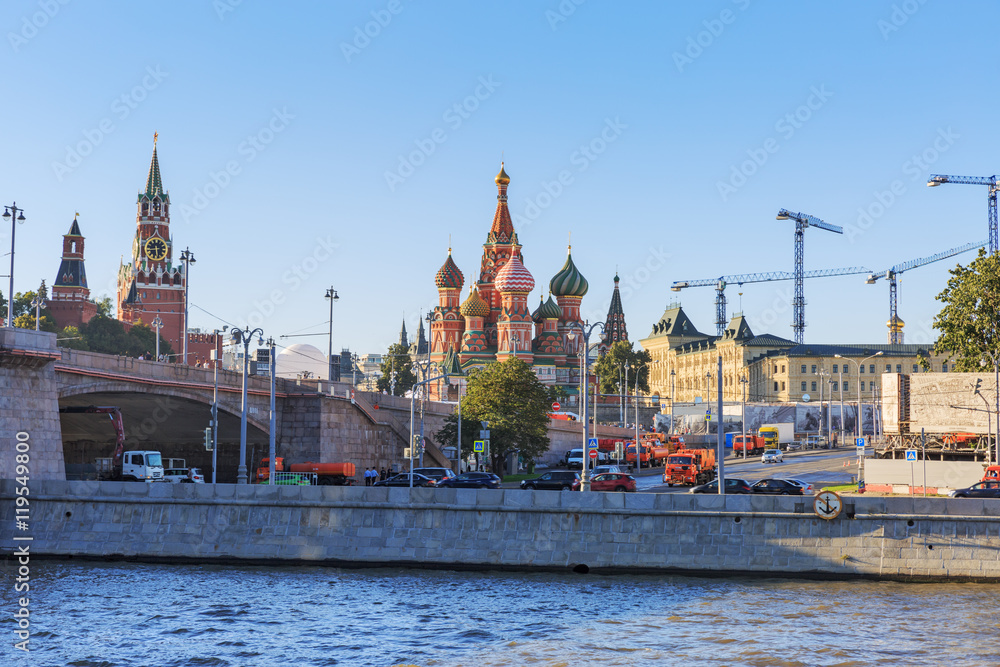 Obraz premium Вид на Москворецкую улицу в Москве