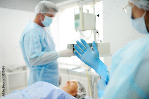 Cuadro en lienzo surgeons operate on a patient in the background Surgical Lamp