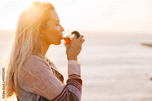 Canvas-taulu Woman drinking tea outdoors