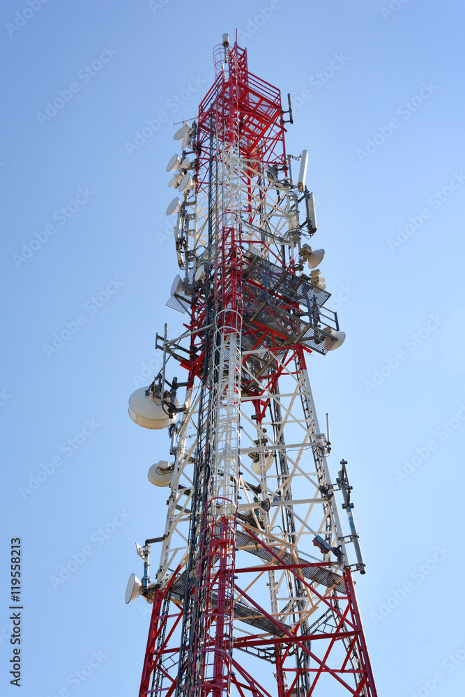 Fototapeta premium Wieża telekomunikacyjna, maszt