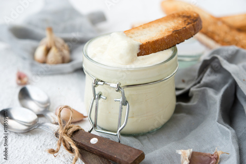 Garlick mayonnaise, sauce Caesar
