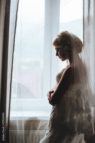 Bride near window holding box with wedding rings Free Download Bride near window holding box with wedding rings - GFXLoad