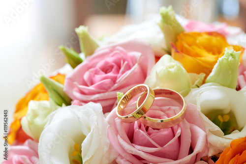 Bouquet flowers and weddings rings, close up