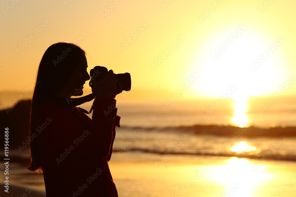 Photographer photographing sun with dslr
