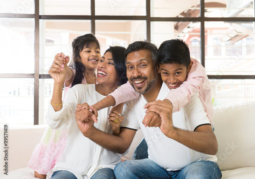 Fotografie happy indian family at living room