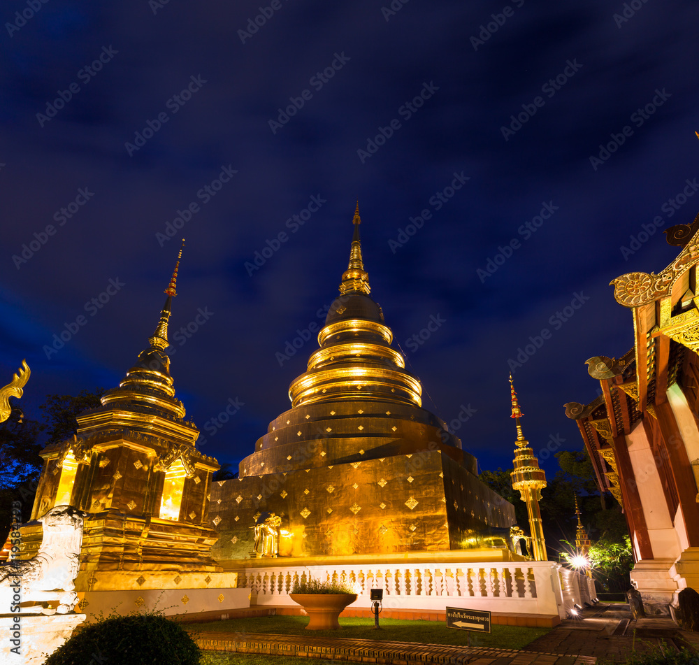 Obraz premium Wat Phra Singh at dusk, Chiang Mai, Thailand