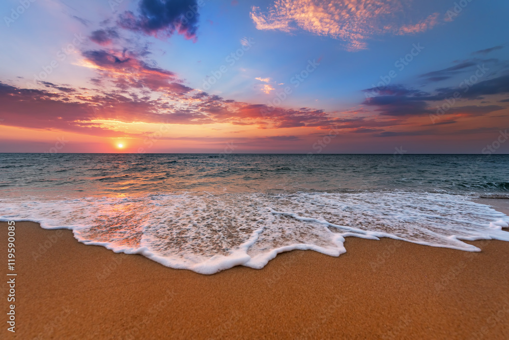 Obraz premium Kolorowy ocean plaża wschód słońca.