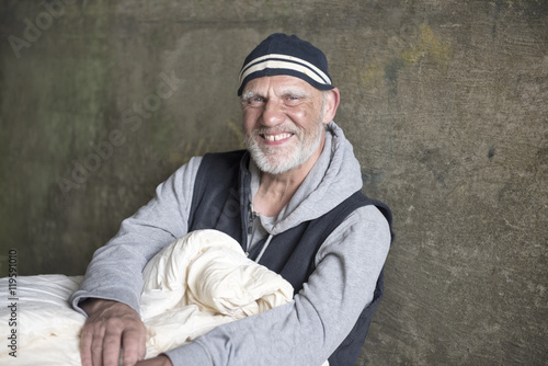 Canvas Print Happy mature man outdoors with a blanket