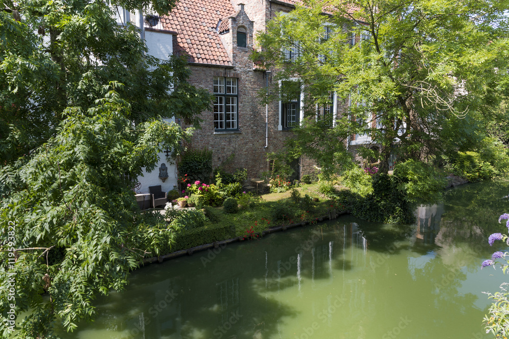 Obraz premium Wohnhaus an einem Kanal