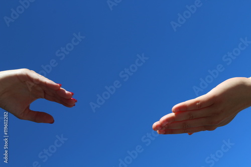 Eine Hand greift nach der anderen © mg photo