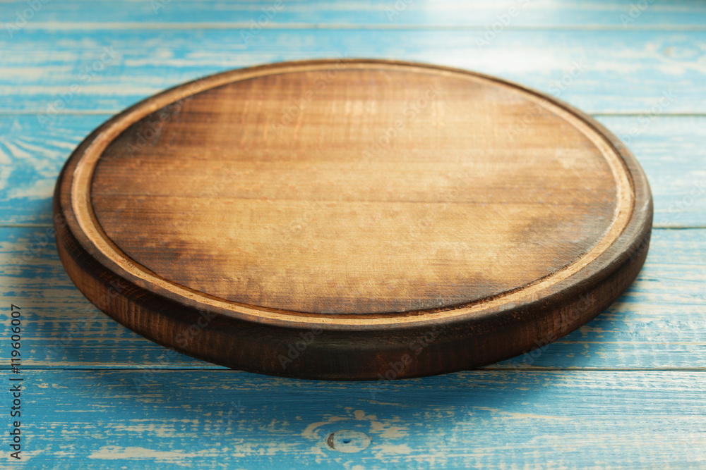 Obraz premium pizza cutting board at rustic background