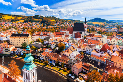 Foto Autumn view with red foliage on the Cesky Krumlov, Czech Republic